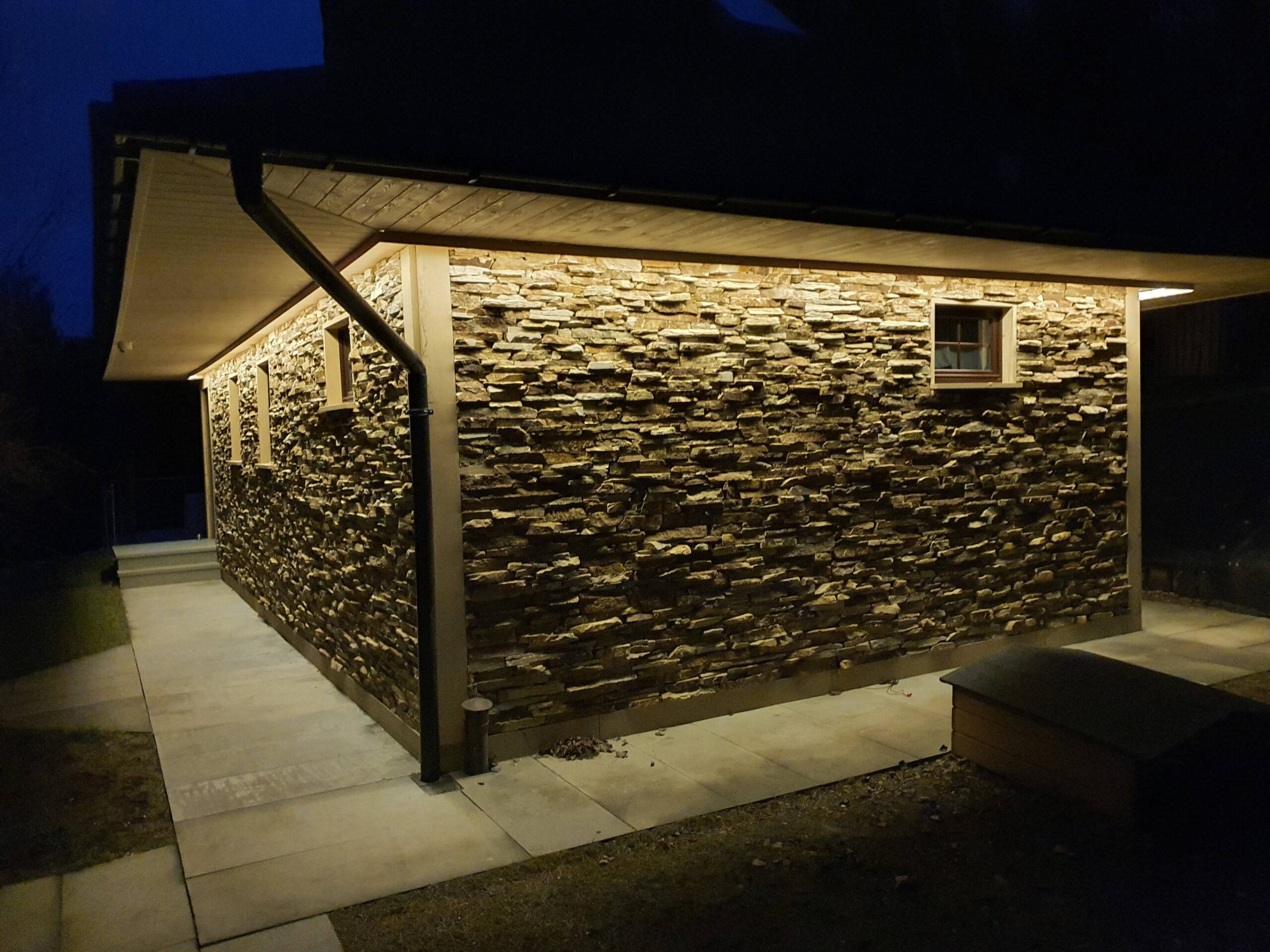 Elewacja z kamienia w nocy